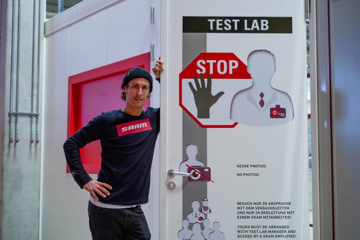   Sram PR man Max Topp is responsible for providing the press with information. During our visit to BIKE, he attempts the difficult balancing act between openness and vigilance. The test lab is actually a "sensitive area", but we were allowed to enter and take photos. Of course, Max had made sure before the visit that nothing was lying around that should not be made public.