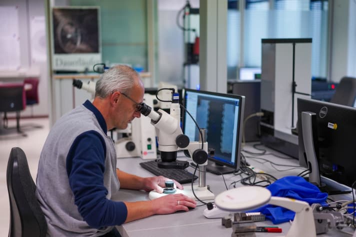   The reliability of the parts is an important part of the development process, as too many warranty claims or even recalls can lead to economic disaster. In the measurement laboratory, all prototypes are converted into digital models before and after testing using a 3D scanner. Five million measuring points are recorded in the process. The room is kept at a constant 20 degrees in order to rule out deviations due to temperature-dependent material expansion. The measurements, which are carried out by engineer Thomas Fella (photo) and others, reveal every hint of wear.
