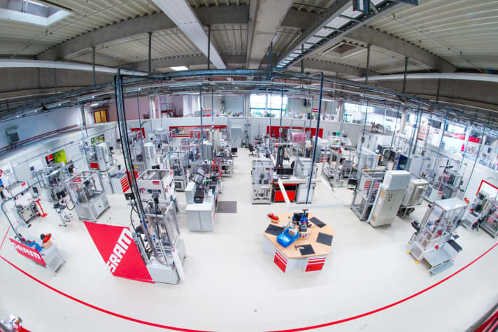   The almost 80 "torture machines" in the test department run day and night. Almost 5,000 tests are carried out here every year - on wear and material dimensioning, as well as sensitivity to environmental influences such as cold or heat.