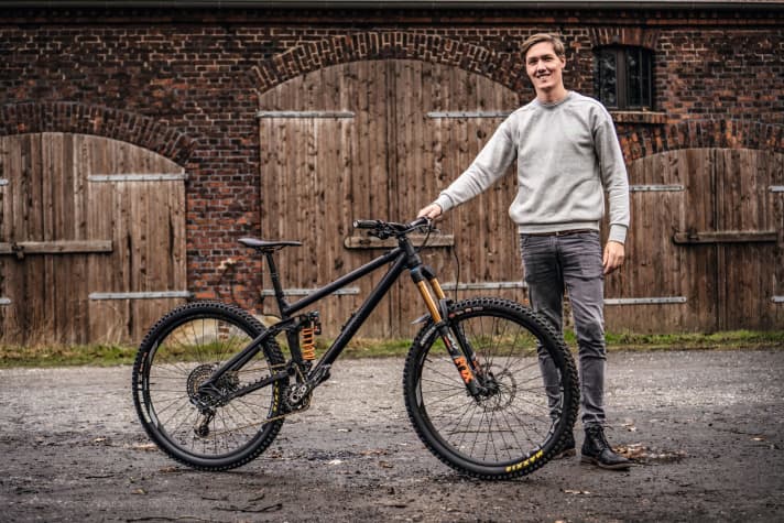   High-pivot design: Giacomo Großehagenbrock (pictured right) and his 77DESIGNZ Kavenz VHP 16 V5 | 14.4 kg / 180/164 mm / 29/27.5" / approx. 9000 euros (frame: 2495 euros)¹.