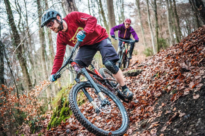   With three testers and two identical test bikes, we pitted Edge and Ebonite against each other. Who came out on top in the end? Upside-down or right-side-up? Find out the result in BIKE 6/21.
