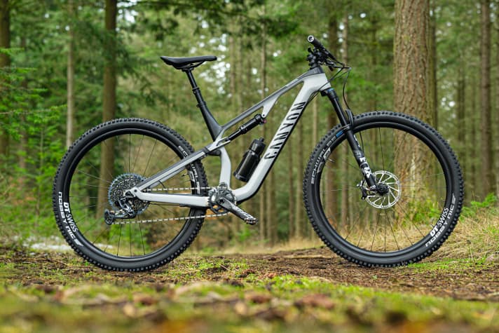   CANYON Neuron CF 9 SL 13,2 kg / 133/142 mm / 29" / 3999 Euro¹