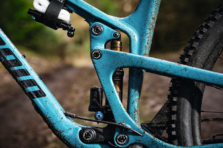   Der Dämpfer steht weiterhin senkrecht im Bike und stellt jetzt zehn Millimeter mehr Hub zur Verfügung. Der Lockout ist noch immer schlecht erreichbar, man braucht ihn aber selten.