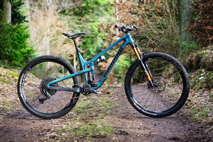   Shortly before the launch of the new Hugene at the end of January, Propain announced: "It sounds contradictory to increase prices while we are selling more bikes than ever before. We are facing a sharp increase in transport and purchasing costs and have made major investments in our organisation to keep up with the momentum..."