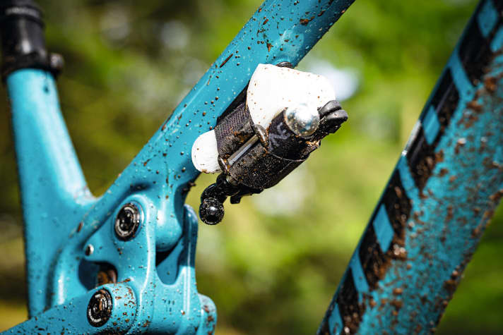   Unter dem Oberrohr lässt sich an zwei weiteren Flaschenhalterschrauben ein Tool anbringen (nicht im Lieferumfang). Die Wippe, die den Dämpfer anlenkt ist nun ebenfalls aus Carbon. Insgesamt konnte Propain über 200 Gramm beim Rahmengewicht einsparen. Genaue Zahlen gibt's in BIKE 4/21 – ab 2. März <a href="https://www.delius-klasing.de/bike-lesen-wie-ich-will?utm_campaign=abo_2020_6_bik_lesen-wie-ich-will&utm_medium=display&utm_source=BIKEWebsite" target="_blank" rel="noopener noreferrer nofollow">am Kiosk, als App und in der Digitalausgabe</a> .