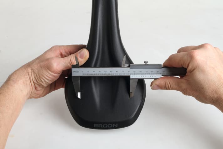   Just one of many parameters on <a href="https://www.delius-klasing.de/bike" target="_blank" rel="noopener noreferrer nofollow">the </a> way to the right seat on the bike: the right saddle width.