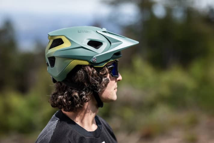   The Uvex quatro integral Toscen consists of several welded shells. The deep-drawn rear and the three-stage adjustable visor ensure optimum protection. The 13 ventilation openings also promise a pleasant helmet climate. In the event of a crash, the integrated fall sensor automatically triggers an emergency call via the connected smartphone app.