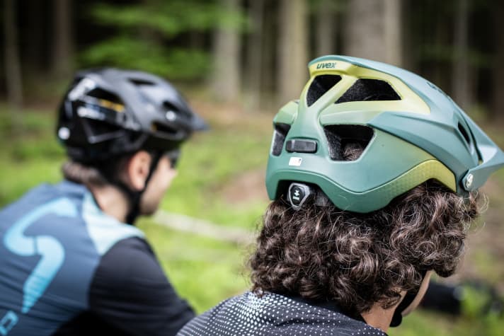   Der akku-betriebene Sturzsensor von Tocsen wird normalerweise auf den Helm geklebt. Uvex integriert ihn dagegen unauffällig im Drehverschluss hinten.