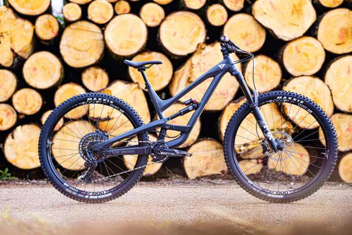   The YT Capra Pro AL 29 in Black Magic for € 3499 - now with a 38 mm suspension fork.