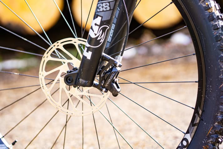   Mehr Standfestigkeit: Wie die Pro-Variante (Foto) verzögert auch das Einstiegsmodell Capra AL Base jetzt mit der dicksten Sram-Bremse, der Code.