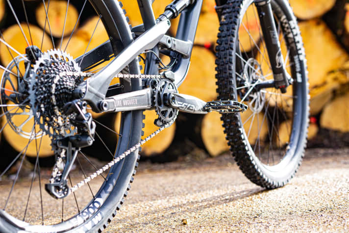   Höhere Bandbreite: Mit der 10-52er-Kassette verfügt die Sram GX Eagle des Capra Pro AL über die größere Gangabstufung als die Variante Base mit ihrer 11-50er-Kassette der Sram SX .