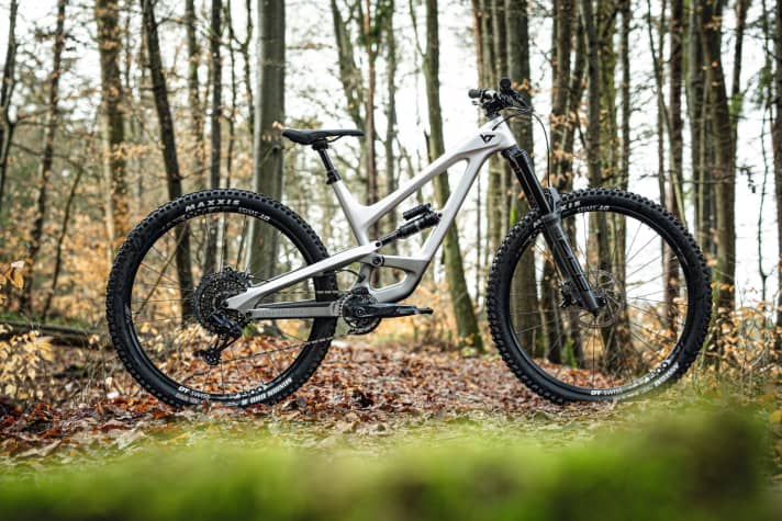   Special model YT Capra Blaze 29: Exclusively available as a 29er with carbon frame and thick Rockshox Ultimate suspension for 3999 euros - if you can get hold of one of the 150 limited edition bikes.