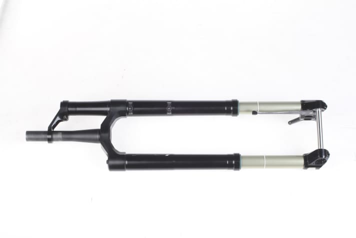   The extended fork leg on one side reinforces the design and enlarges the negative air chamber. A difference in lateral stiffness can be measured on the test bench, but the Bandit is still much closer to upside-down forks such as the Edge than to classic forks such as the Fox 36.