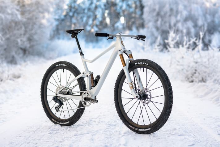   The pearl white Hyper Spark, packed with electric components, weighs in at 10.5 kilos with a dropper post and Fox Live Valve. The visible cables are kept to a minimum.