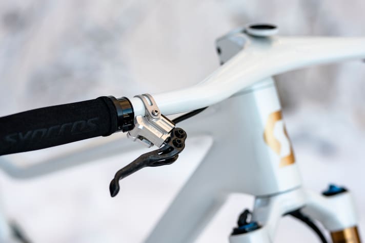   The Trickstuff Piccola with carbon levers. A few centimetres after the sensor, the cables disappear into the underside of the handlebars.