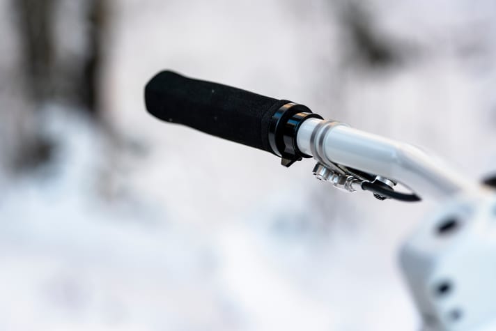   The AXS dropper post on the Hyper Spark is also controlled with a Zirbel Twister lever. The minimalist levers are almost unnoticeable next to the grips.