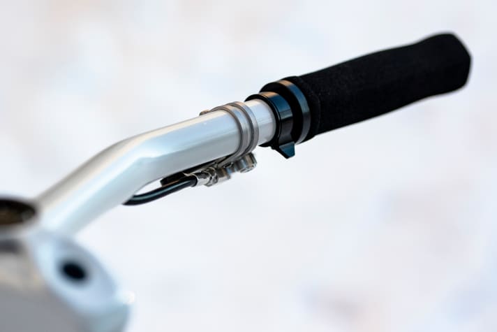   Minimalist: The gear lever is operated with the thumb.