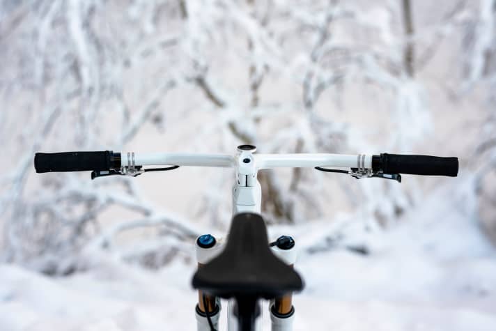   The brake lines disappear into the handlebars after a few centimetres.