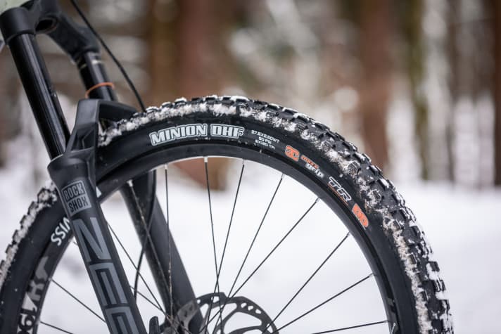   Tyres with the super-soft MaxxGrip rubber compound are a rarity on production bikes. Although the high-end tyres wear faster, they offer noticeably more grip on the front wheel. We would have liked a double-down carcass on the rear wheel for more puncture resistance.