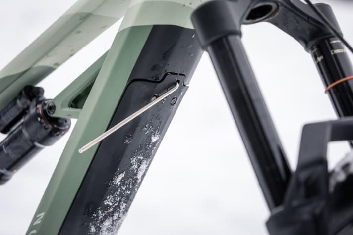   There is no key to remove the battery from the Torque:On. That's a good thing! Because a key can easily get lost. On the other hand, you can find a 4-way Allen key anywhere.