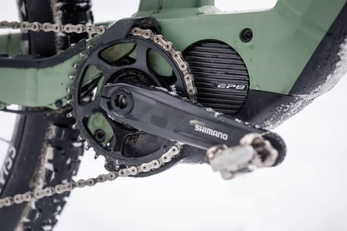   If you take a closer look, you will notice not only the chain guide but also the bashguard next to Shimano's EP8. This means you don't have to worry about the chainring on high heels.