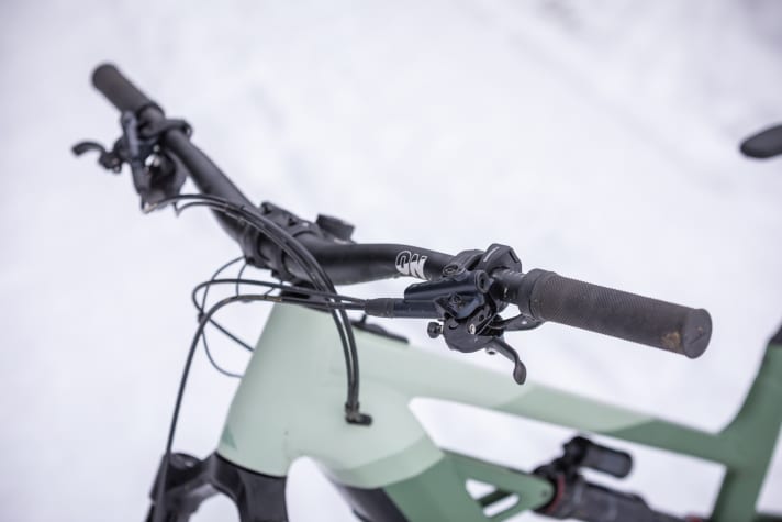   The raised control centre measures 780 millimetres in width. We would have preferred 800 mm handlebars on this racy e-freerider.