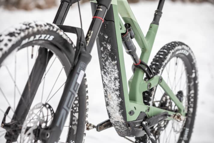   The battery cover conceals a 504 watt-hour battery. You won't be able to go on long tours with it, but it's certainly enough for a shuttle replacement.