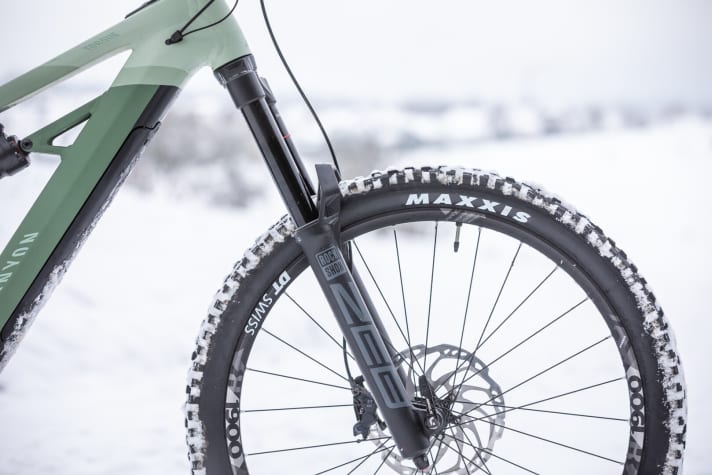   The thick Rockshox ZEB works under the head tube of the Torque:On 8. Suspension travel: 180 millimetres.