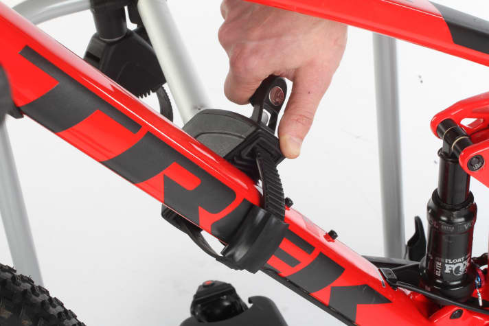 Gerade die Befestigung der Bikes über die Greifer ist ein entscheidender Punkt bei Fahrradträgern. Hier gibt es deutliche Unterschiede zwischen den Produkten: von hervorragend zu bedienen bis hakelig und wenig variabel.