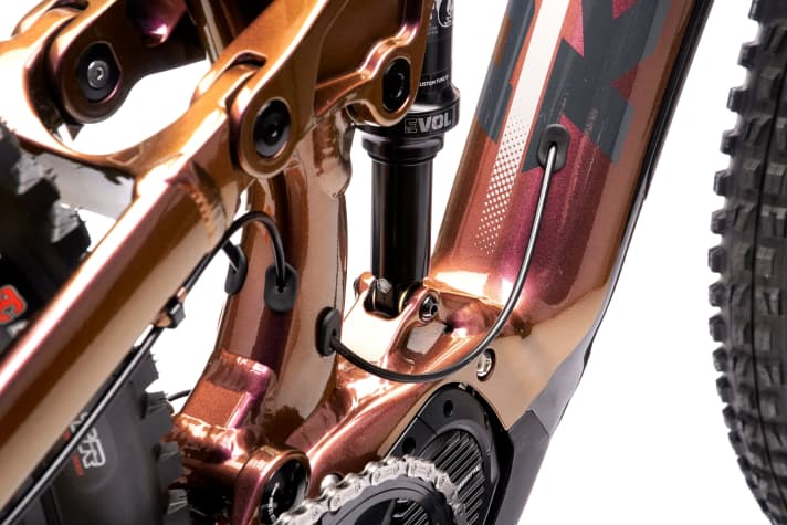   Der Alu-Rahmen in Stellar-Prism-Lackierung fasst den E7000-Motor von Shimano und einen 504 Wh-Akku.