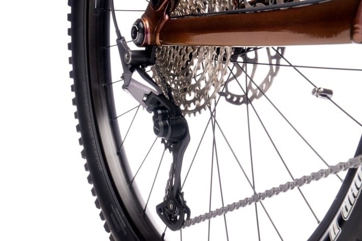   The new 1x12 Deore drivetrain from Shimano works on the Remote 130. Braking is also provided by Shimano's Deore four-piston brakes.