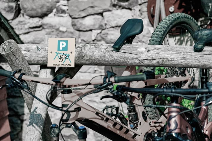   Sollte man bei hydraulischen Teleskop-Sattelstützen unbedingt vermeiden: Das Aufhängen des Bikes mit eingefahrenem Sattel.