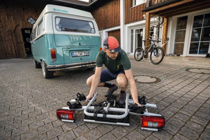 The desire to travel: With the incidence of coronavirus falling, they are once again becoming the best friend of mountain bikers hungry for adventure. In the test: eight bike carriers for the towbar and three for the tailgate. Page 102