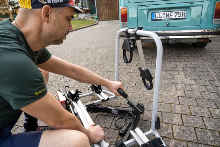 The mounting of the bikes, the width of the tyre rails or the adaptability to different wheelbases are points that can quickly cause frustration before setting off on holiday. Our comparison test clarifies which manufacturer offers the best package.