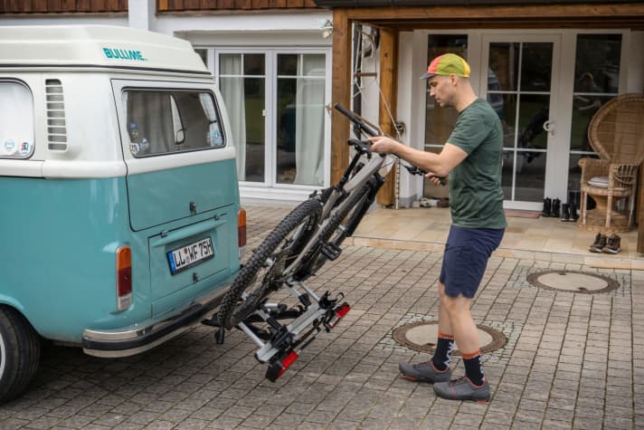 Um trotz beladenem Fahrradträger den Kofferraum öffnen zu können, lassen sich die getesteten Kupplungsträger abkippen.