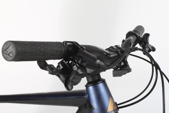   Der nach oben gekröpfte Lenker macht die Sitzposition etwas aufrechter. Gerade auf längeren Touren und für Mountainbike-Anfänger macht das Sinn.