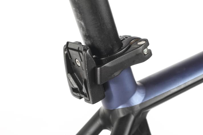   The so-called mokey link mounts on the seat clamp and stem are unique and can be used to attach special lights or mudguards.
