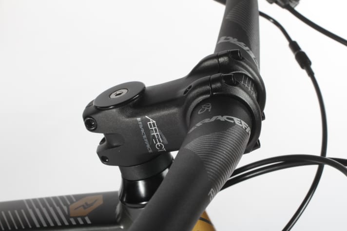   A 60 millimetre stem and 780 mm handlebars with a two centimetre rise create a harmonious cockpit.