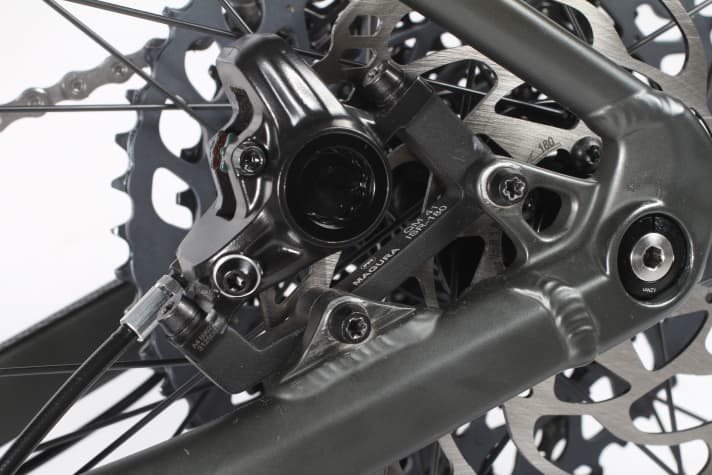   The rear brake calliper sits on the chainstay. Radon also installs 180 mm discs at the rear as standard.