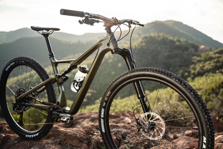   One of the best lightweight trail bikes on the market: the Cannondale Scalpel SE. This was confirmed by the <a href="https://www.bike-magazin.de/mountainbikes/trailbikes/test-cannondale-scalpel-se" target="_blank" rel="noopener noreferrer nofollow">bike with a test win and a BIKE Tip 2020</a>. At the end of January 2021, Cannondale raised prices, making the Scalpel SE models even more expensive.