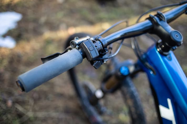   Clean solution: We remember the old control centre of the Fazua engines as clunky and unwieldy. The Munich-based company has made improvements here: the new shifter is minimalist and sits unobtrusively on the handlebars.