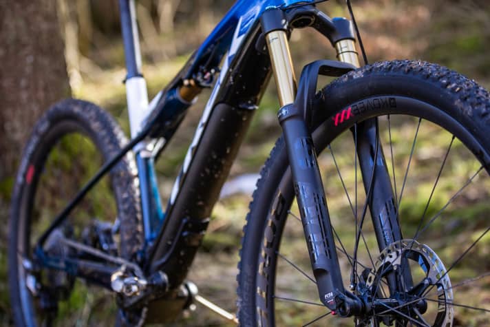   At the front, the Trek E-Caliber has 120 millimetres of suspension travel.