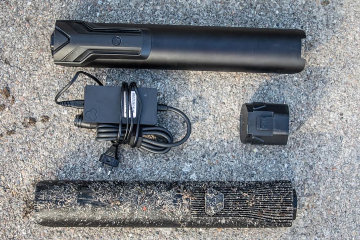   Included in the scope of delivery: Battery, charger and an aluminium cover (pictured above) for rides without the motor.