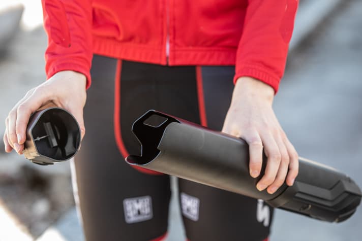   Almost perfect: The "battery dummy" would be perfect as a storage compartment for provisions and tools. Unfortunately, the aluminium cover lacks a construction that allows you to reach your luggage easily.