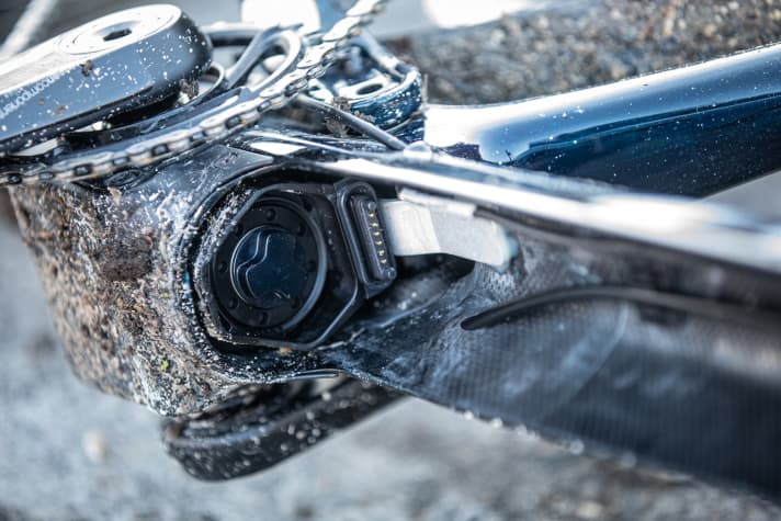   Der herausnehmbare Motor ist lediglich über ein kleines Zahnrad in den Kettentrieb eingebunden. So geht der Widerstand bei Geschwindigkeiten über 25 km/h gegen null.