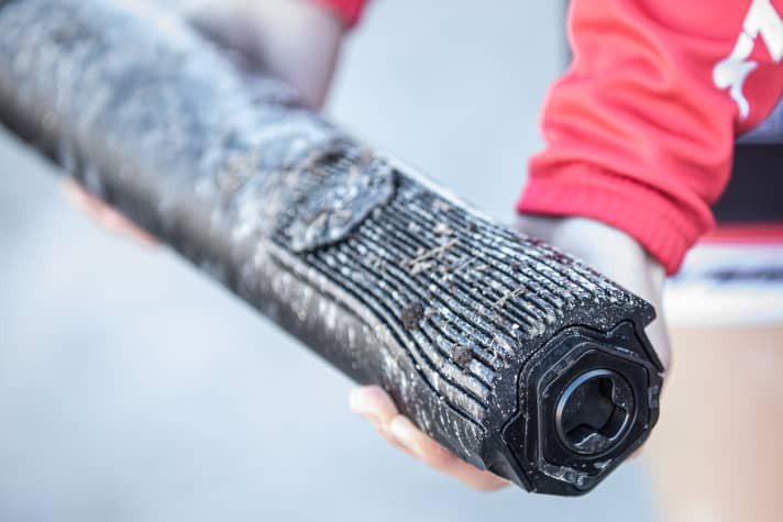   All in one: The centrepiece is the drive unit from Fazua. The battery and motor can be removed in one piece and the E-Caliber rides almost like a non-motorised Race-Fully. The weight of the motor-battery unit is 3360 grams.