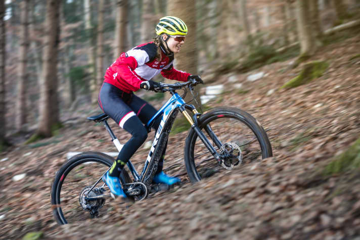   Wir haben das Trek E-Caliber 9.9 XTR bereits auf der schnellen Hausrunde, bei langen Touren auf Schotterpisten und auf anspruchsvollen Trails getestet.