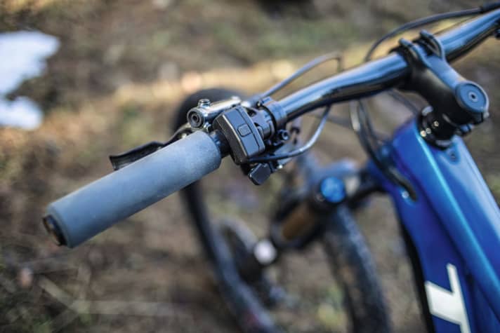   Trek E-Caliber: Die neue Fazua-Bedieneinheit ist ein deutlicher Schritt nach vorne. Sie reagiert auf Berührungen und lässt sich auch mit Handschuhen zuverlässig bedienen. Das Fehlen eines haptischen Feedbacks beim Wechseln der Unterstützungsstufen gefällt aber nicht jedem.