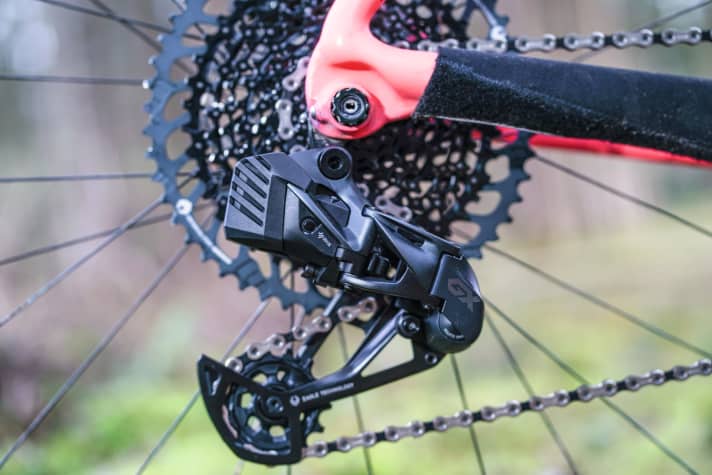 A servomotor converts the radio command from the controller into movement, otherwise the GX AXS works like the mechanical GX version.