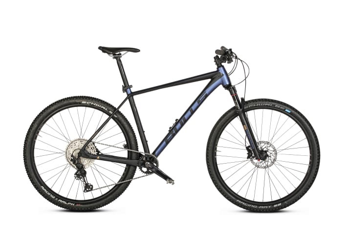   According to BIKE measurements, the 2021 model of the Bulls Copperhead 3S weighs less than 12.0 kilos in size 51, making the € 1549 MTB hardtail one of the lightest in this class. There are a total of five frame heights from 41 to 61 centimetres.